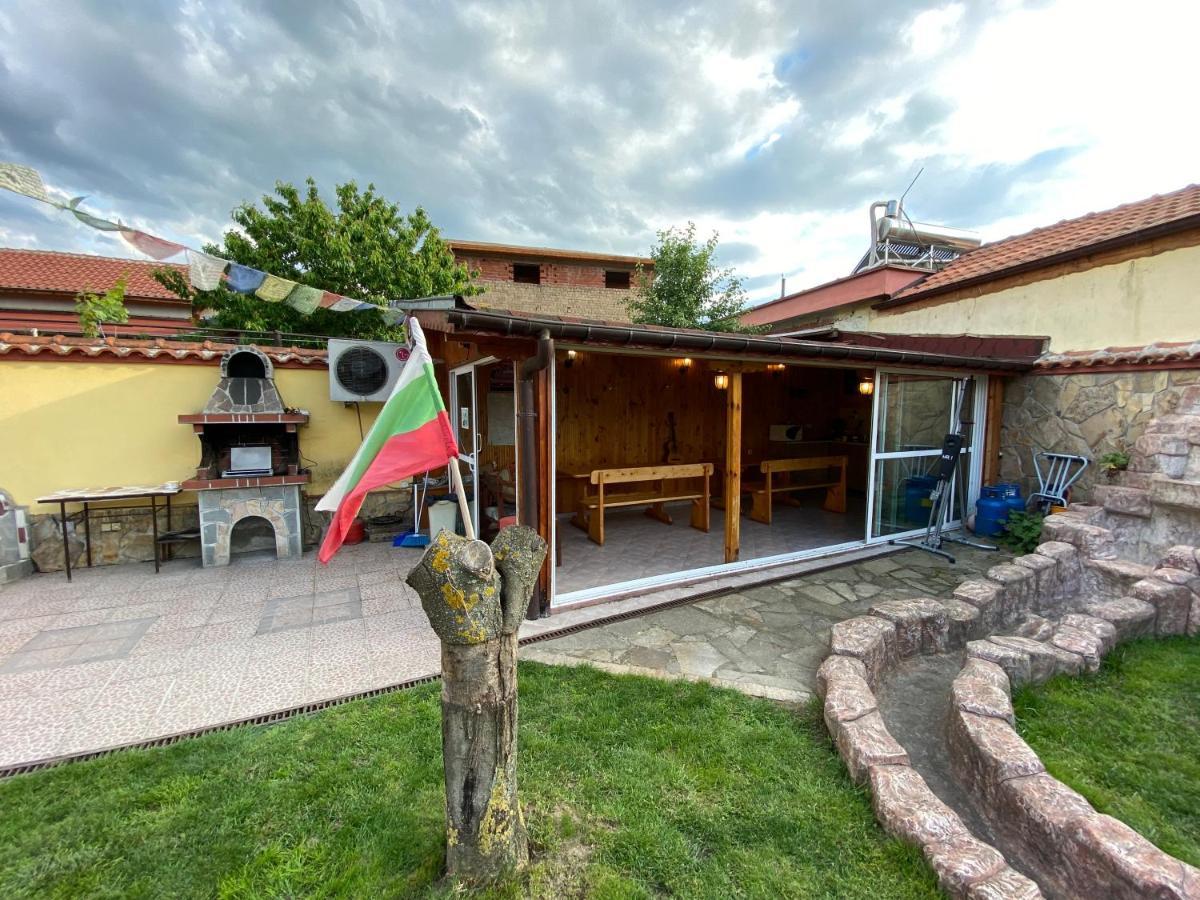 Family Hotel Kavrakovi Pavel Banya Exterior foto